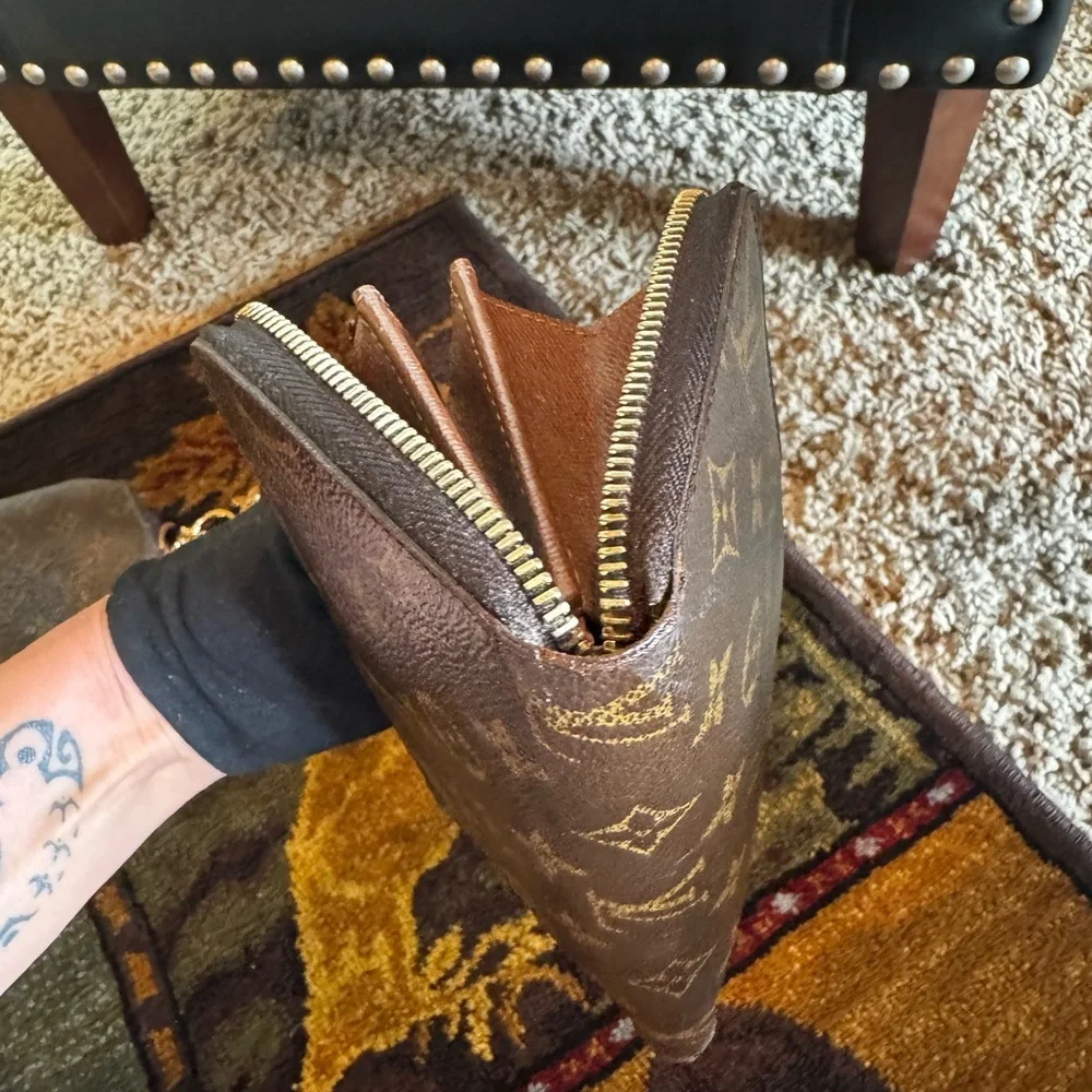 Louis Vuitton monogram full zip Preloved wallet & unbranded, charm, and chain - Picture 12 of 15